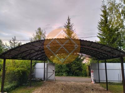 Навес для двух автомобилей с арочной крышей