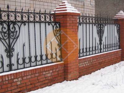Забор из профнастила с фигурной ковкой