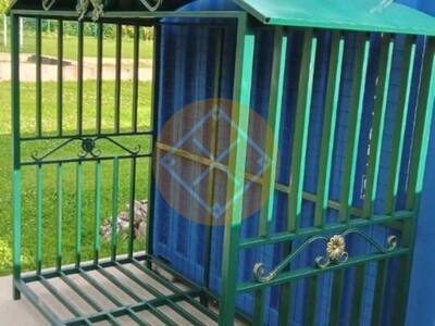 Широкая дровница с коваными элементами