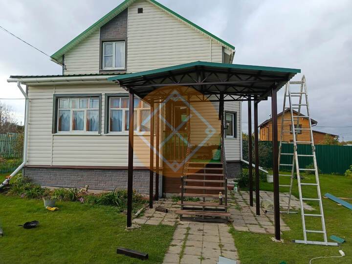 двускатный навес для крыльца дачного дома