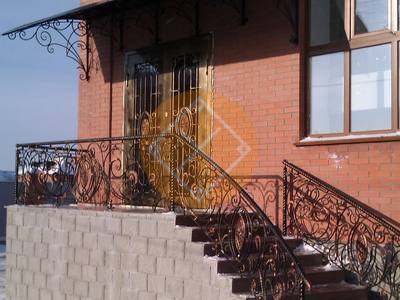 Полуарочный козырек к дому