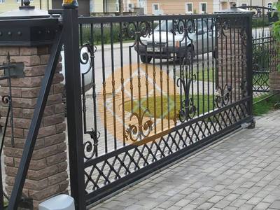 Металлические откатные ворота с элементами ковки